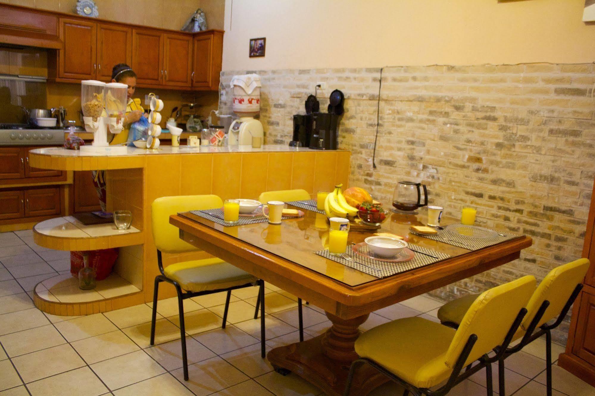 Residencia Los Angeles Bed and Breakfast Γκουανταλαχάρα Εξωτερικό φωτογραφία